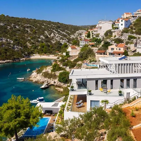 Beachfront Extravaganza With Infinity Pool Villa *