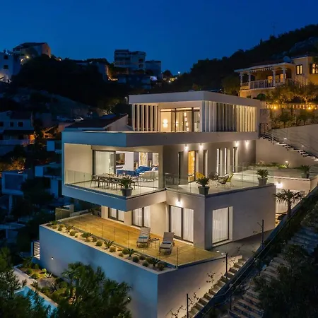 Beachfront Extravaganza With Infinity Pool *