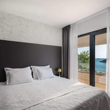 Beachfront Extravaganza With Infinity Pool Villa Vinišće
