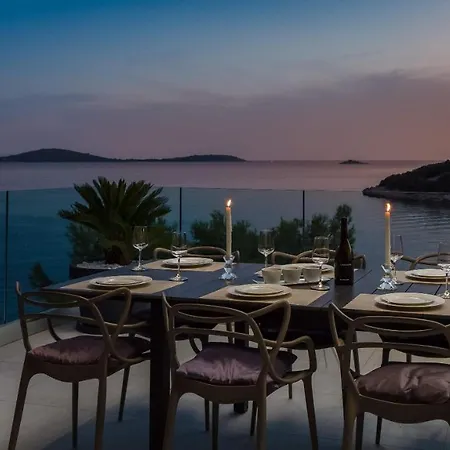 Beachfront Extravaganza With Infinity Pool *